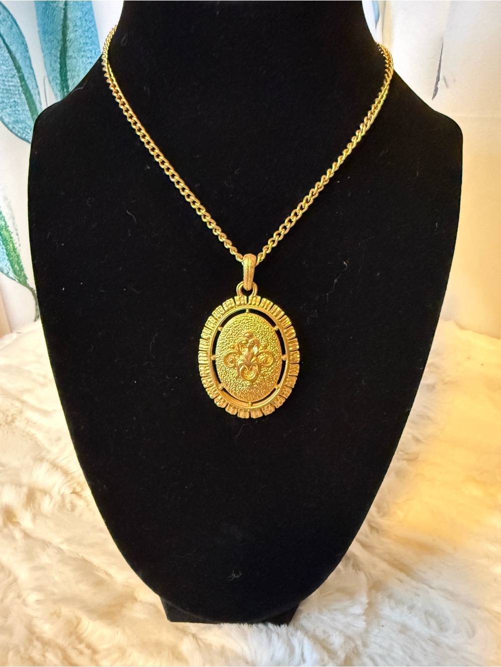 Vintage Gold Tone Fleur de Lis Medallion Pendant Necklace Long Chain